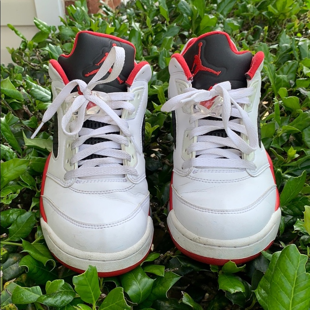 Men’s authentic Retro 5 Jordan size 8.5